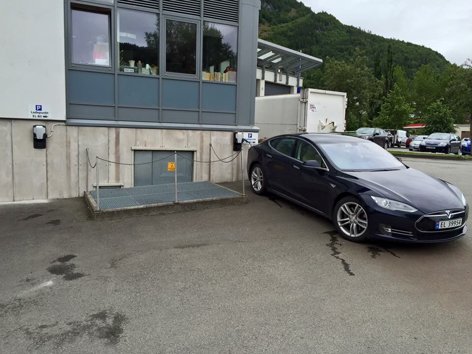 Plass til to biler i Stryn